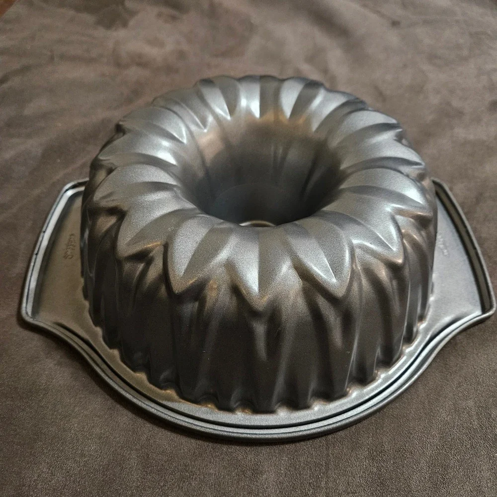 Wilton Dimensions Sunflower Pan Non-Stick‎ Fluted Tube Cake Pan Mold Floral